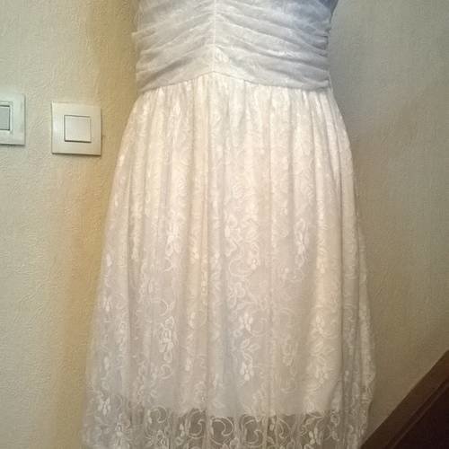 Robe à brettelles  fines de dentelle couleur blanche 
