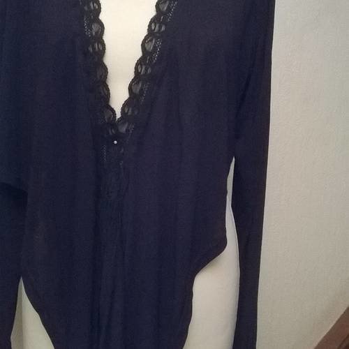 Bolero en viscose de couleur noir 
