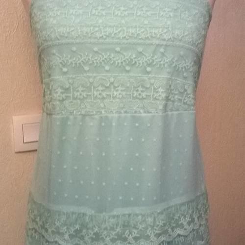 Robe à brettelles  fines de dentelle couleur crème 
