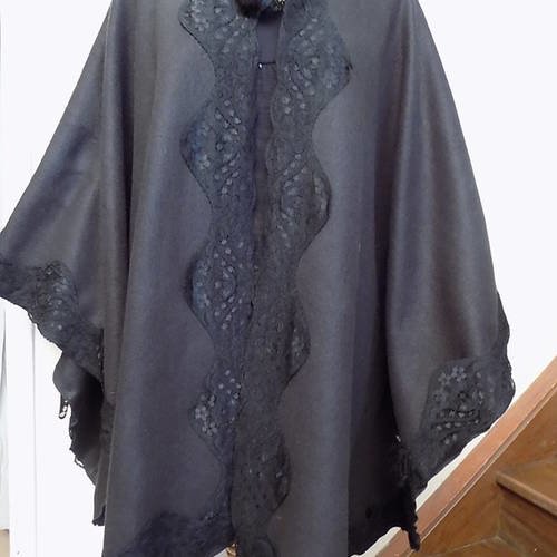 Cape en coton, acrylique et dentelle couleur noir 