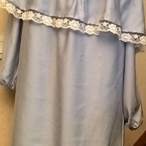 Robe en soie et viscose de couleur bleu ciel et dentelle blanche 