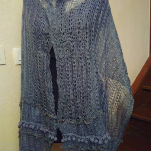 Châle en malle de mohair et acrylique de couleur gris 