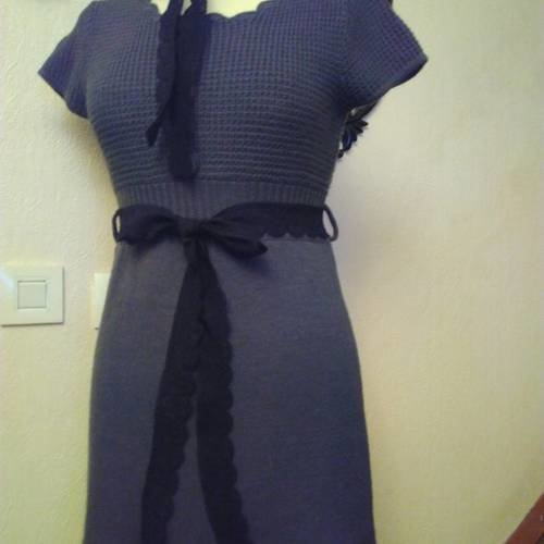 Robe en laine, acrylique et dentelle couleur taupe 