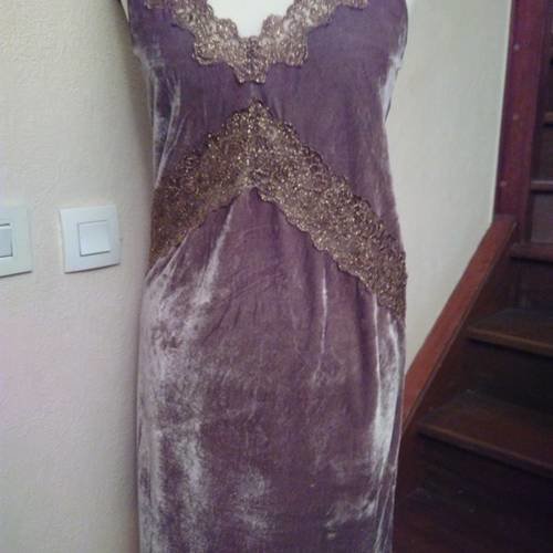 Robe à bretelles réglable en velours de couleur taupe 