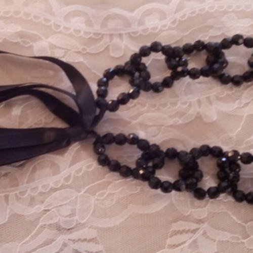 Collier en ruban noir et perles noires en forme de chaîne 