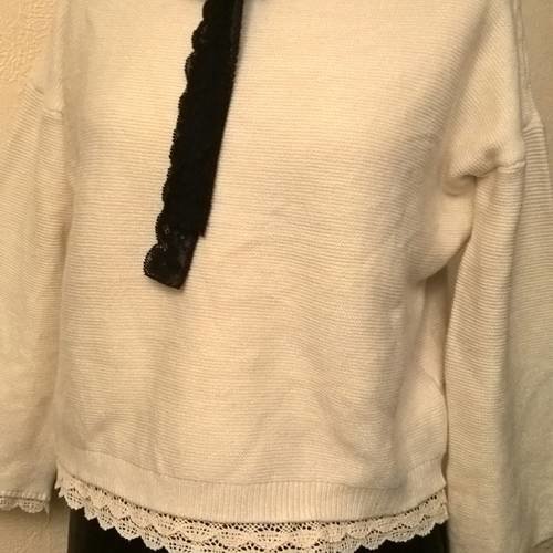 Pull en coton, viscose et dentelle couleur crème 