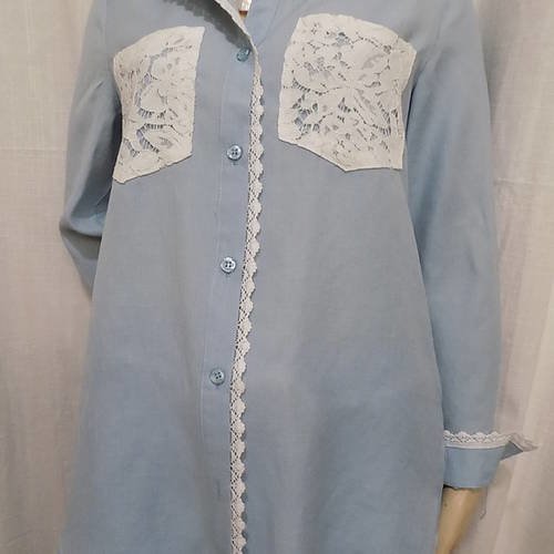 Chemise manches longues en coton de couleur bleu et dentelle blanche 