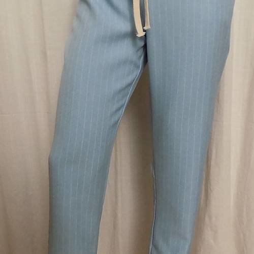 Pantalon en  coton bleu ciel à  rayures  blanche 
