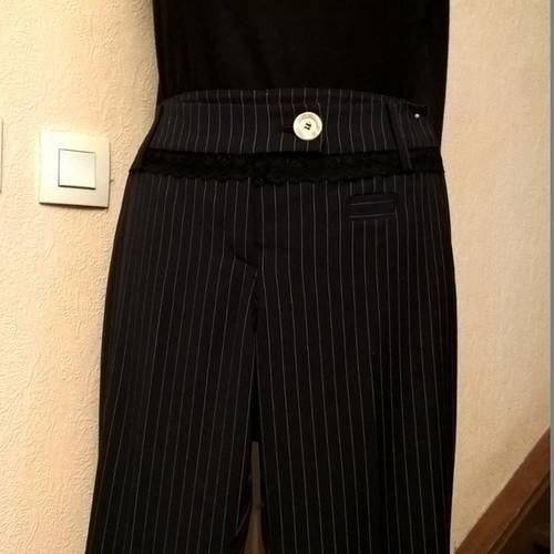Pantalon large de couleur noir à rayures blanches 