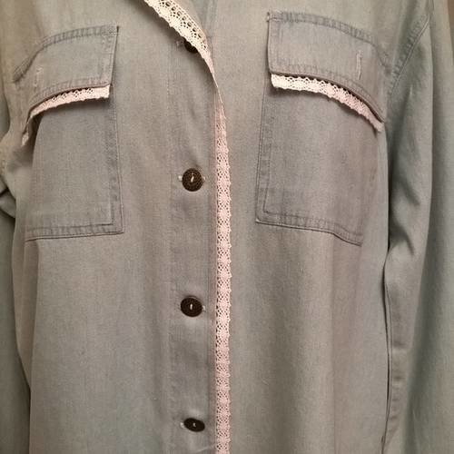 Chemise longue en jean de couleur bleu ciel  et dentelle blanche 