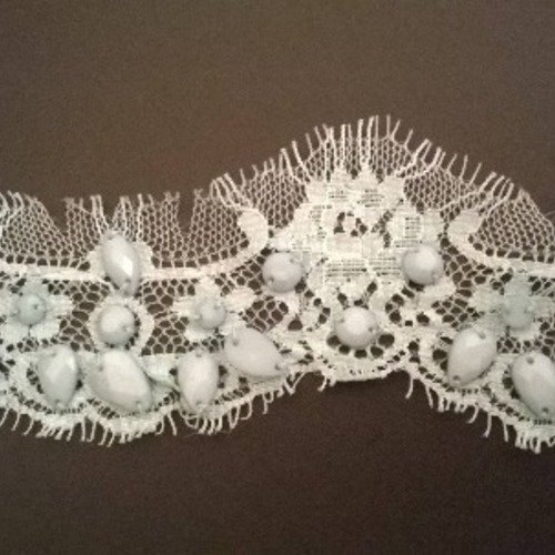 Petite applique à coudre en dentelle et fausse pierres 