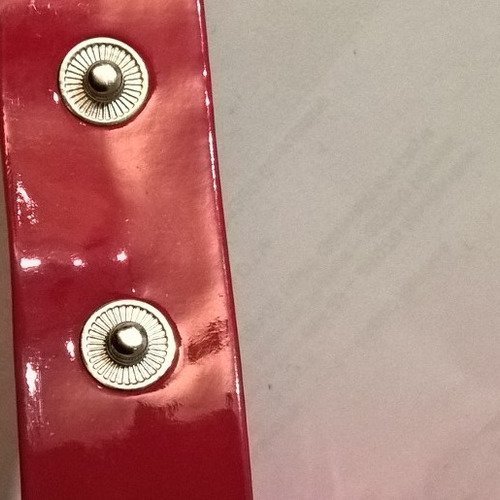 Bande de boutons à pression en simili cuir brillant  de couleur rouge