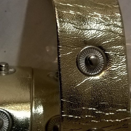 Bande de boutons à pression en simili cuir brillant  de couleur dorée