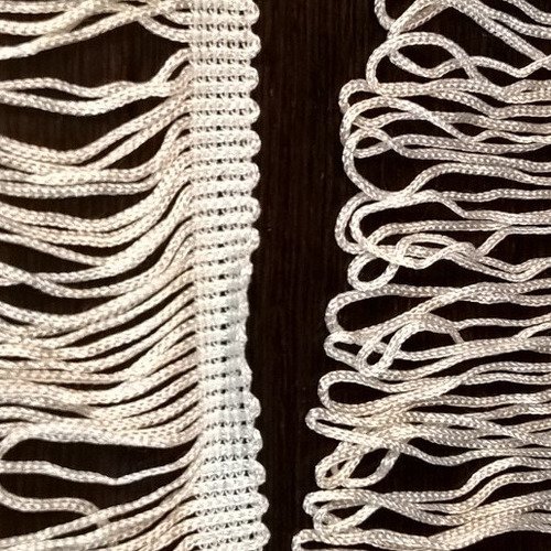 Galon à franges de couleur blanche