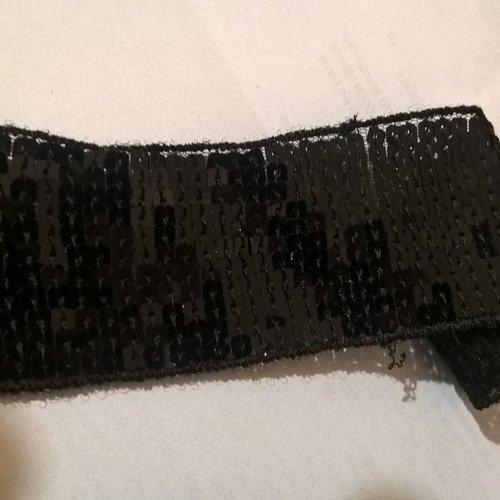 Galon en  paillettes brillantes  de couleur noire