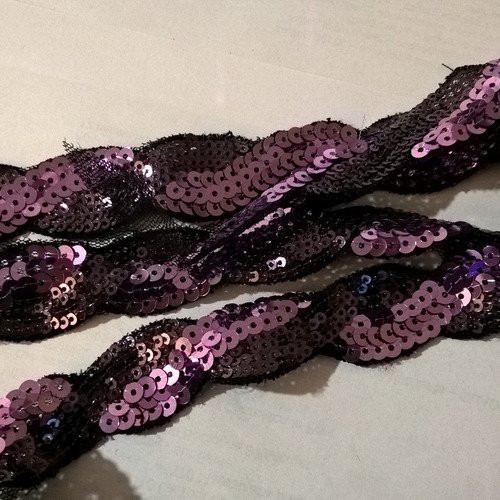 Galon en  paillettes brillantes  de couleur noir et mauve 