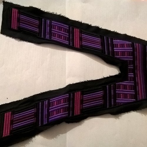 Plastron en tissu noir brodé de couleur violette 