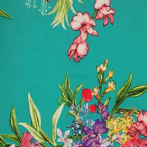 Coupon de tissu en  polyester et élasthanne  fond du tissu en couleur bleu turquoise avec des motifs de toute les couleur