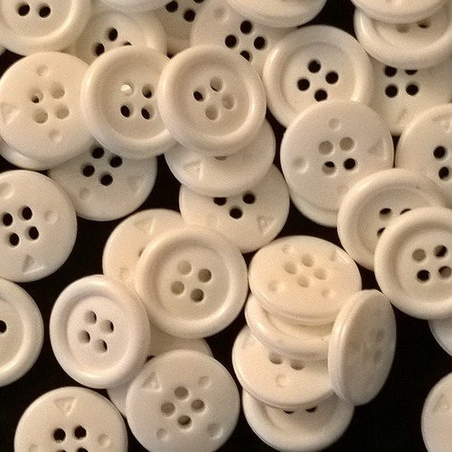 15 boutons en plastique blanche, boutons blanc,  mercerie, fournitures