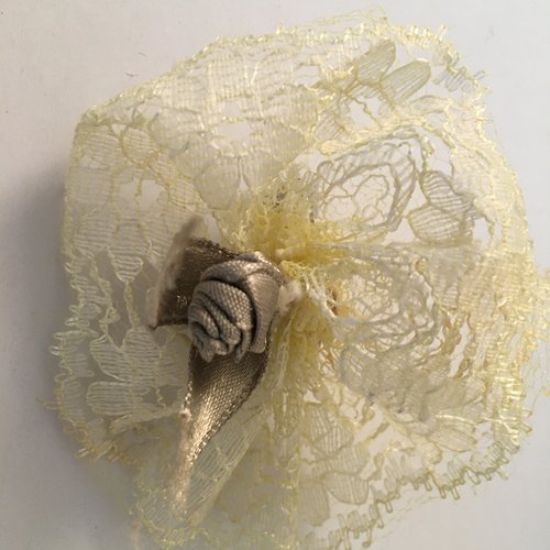 Broche en dentelle,fournitures vetements,fournitures mercerie,cadeau mercerie