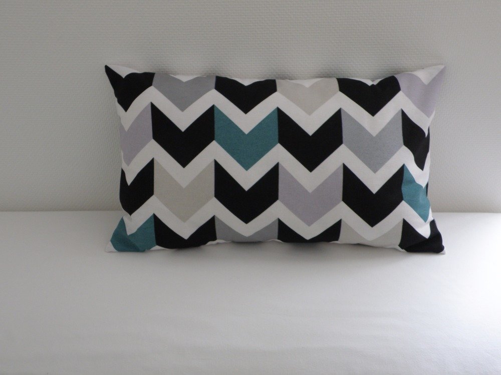Housse De Coussin Rectangulaire Tissu Chevrons Noirs Beiges Gris Argent Blancs Et Bleus Un Grand Marche