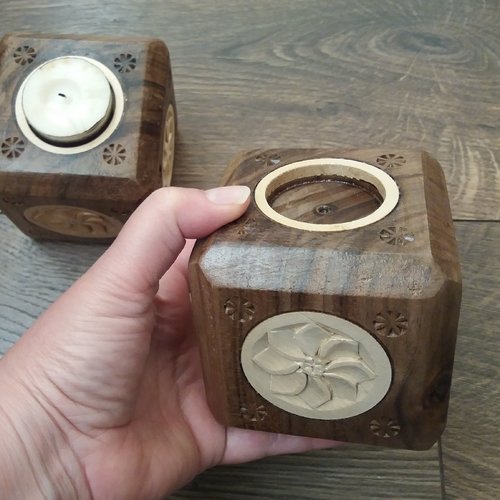 Bougeoir en bois arménienr carré avec le symbole d’éternité