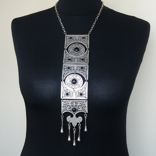 Éblouissant long collier ethnique argenté, collier arménien avec pierres d’onyx noire