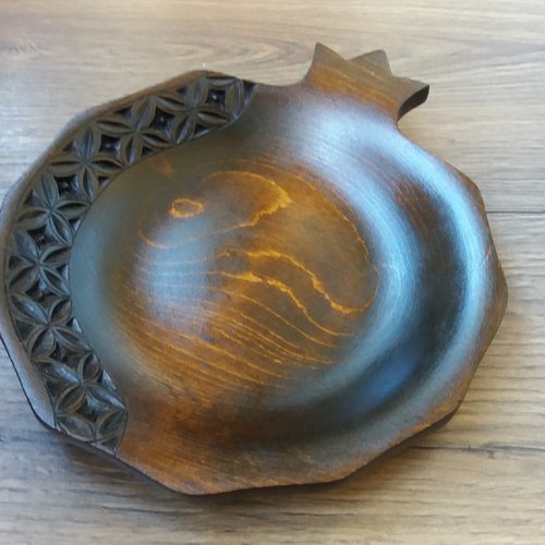 Décoratif bol-plat sculpté en bois de hêtre arménien en forme de grenade, plat en grenade de bois