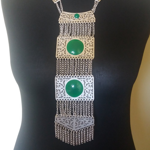 Long collier ethnique de chaine rectangle argenté avec des pierres de chrysolithe