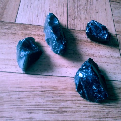 Obsidienne noire brute, obsidienne brute, pierres naturelles - précieuses, pierres de guérison, chakra 66gr