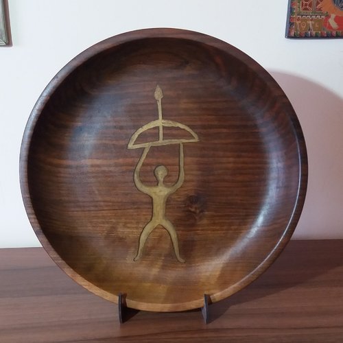 Décoratif bol-plat assiette sculpté en bois de noyer arménien avec un pétroglyphe