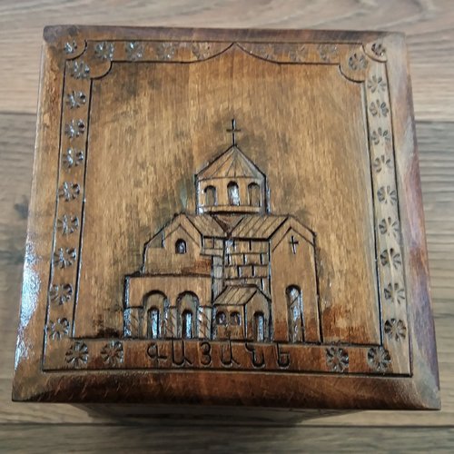 Boîte en bois arménienne décorée avec l’église de sainte gayané le mont ararat et le signe de l’éternité