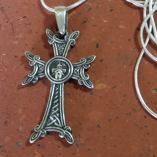 Croix arménienne en argent sterling avec le signe d’éternité et la cathédrale d'etchmiadzin