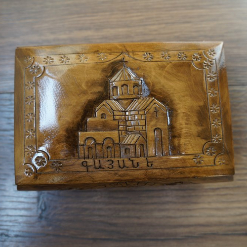 Boîte en bois arménienne décorée avec l’église de sainte gayané et le mont ararat