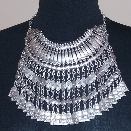 Demi-lune collier pendant avec la déesse anahit