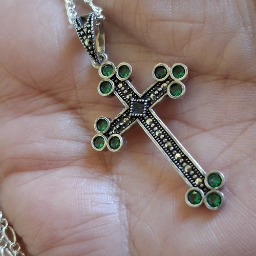 Pendentif croix arménienne en argent sterling et chrysolite : bijou de foi