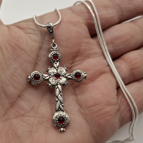 Pendentif croix arménienne en argent sterling avec zircon rouge