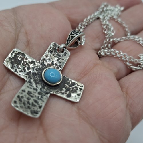 Croix arménienne de foi – pendentif en argent martelé & turquoise