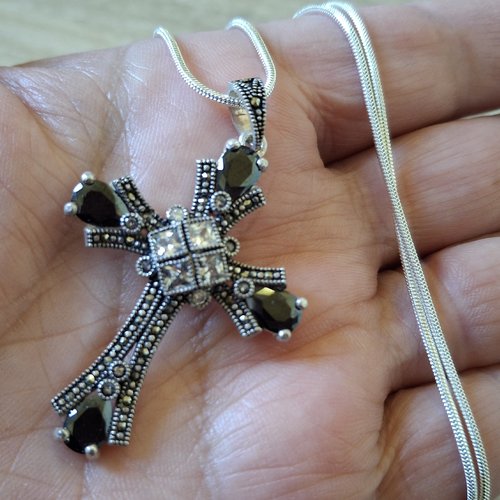 Pendentif croix arménienne en argent et obsidienne