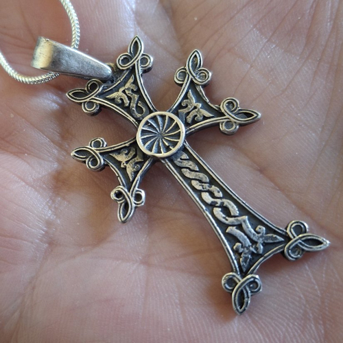Pendentif croix arménienne avec signe d'éternité
