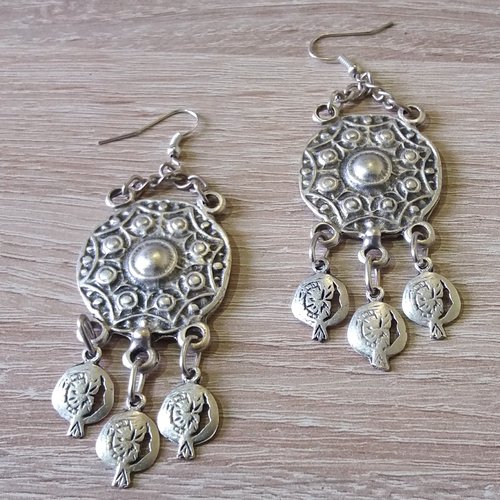 Boucles d’oreilles pendantes grenades et bouclier argenté