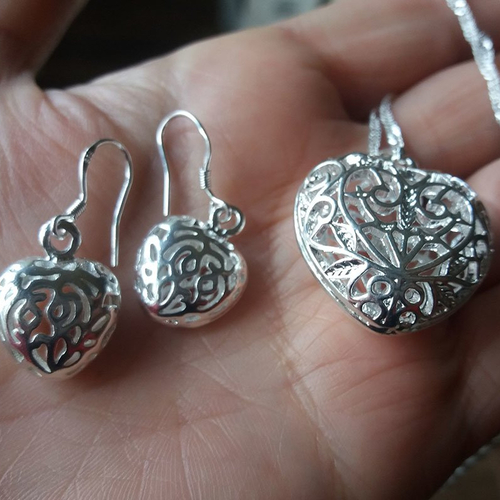 Boucles d'oreilles tombantes et collier pendentif en forme de cœur creux en argent sterling
