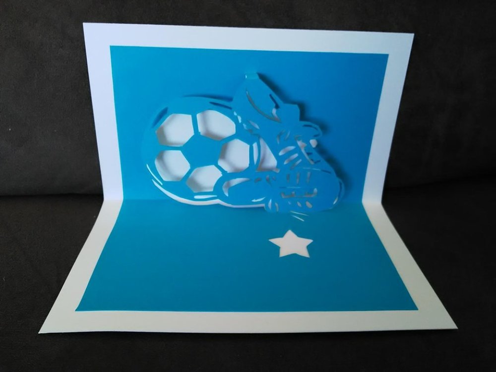 Carte Foot En 3d Kirigami Pop Up Footballeur Anniversaire Un Grand Marche