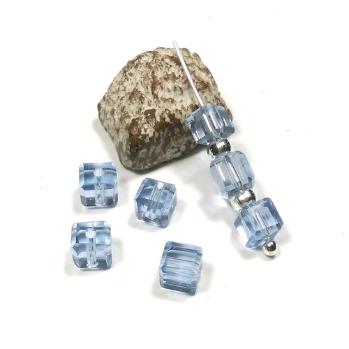 50 perles cube en verre facetté 4 mm bleu clair