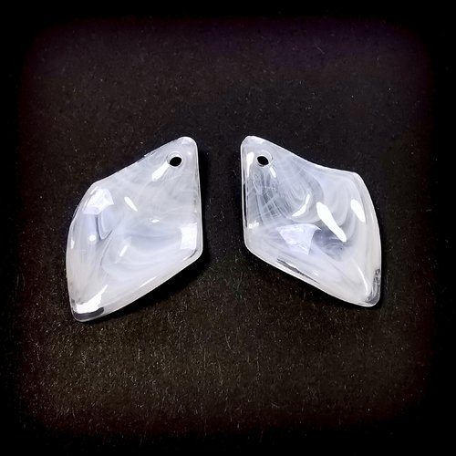 Perles pendentifs feuille pétale acrylique blanc 29 mm x 18 mm (x10)