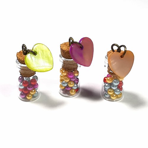 3 mini fioles en verre rempli de perles nacrées avec sequins en nacre