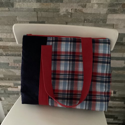 Sac fermeture éclair à carreaux et velours côtelé bleu marine.