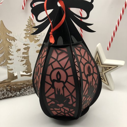Lanterne de noël. motif bougies et fond rouge. a poser ou à suspendre