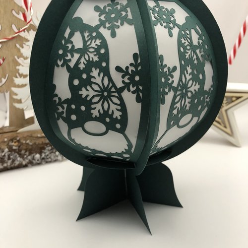Lanterne globe de noël à poser.  verte avec gnomes