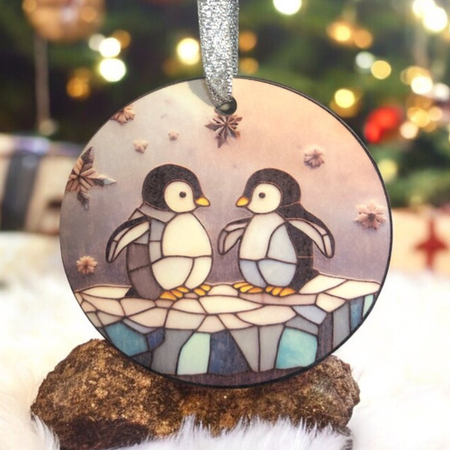 Décoration boule plate de noël en bois - couple de bébés pingouins